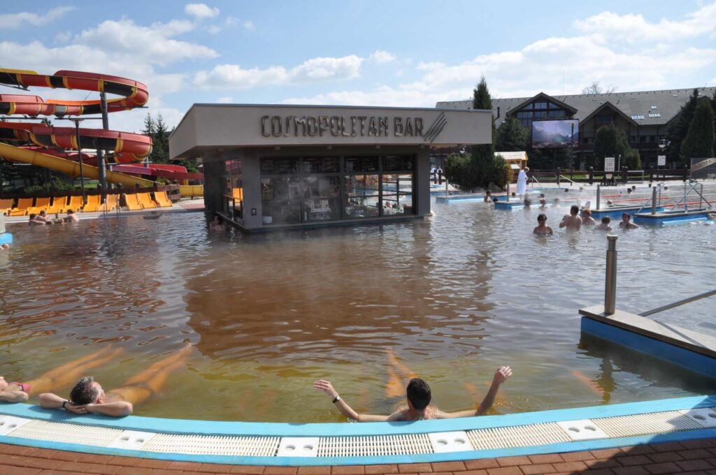 Bešeňová termální koupaliště, bar v bazénu